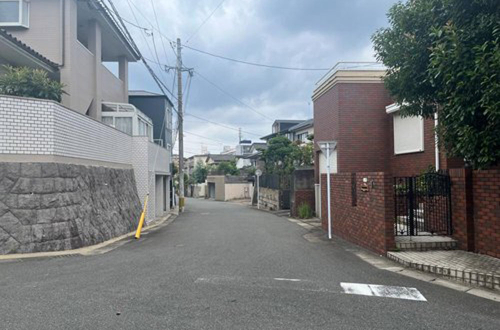 P-TELAS皿山４丁目/前面道路含む現地写真