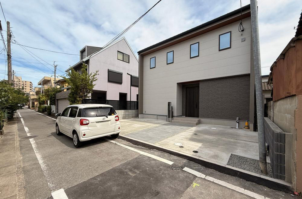 新築戸建て　桜ヶ丘1丁目 前面道路含む現地写真