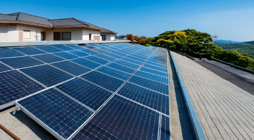 エネルギー政策が転換点に！2026年から工場・施設の屋根置き太陽光パネルの設置が義務化へ!?